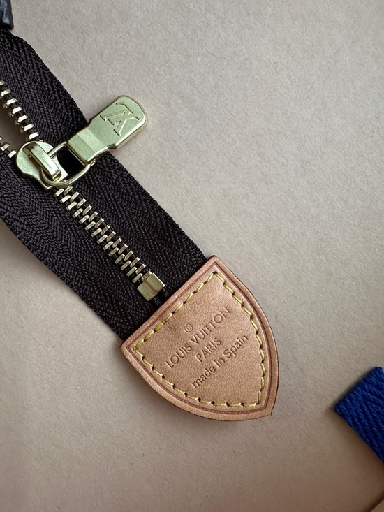 Louis Vuitton Toiletry Pouch 19 - Picture 4 of 8